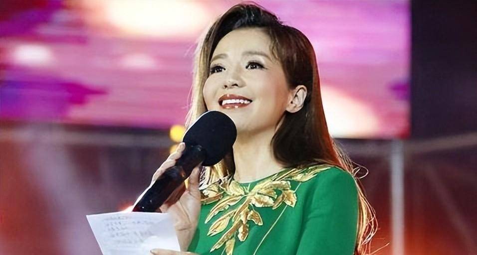 三次抗癌的央视主播：朱迅，是如何做到钢铁是怎样炼成的！-央视主持人朱迅得什么癌症