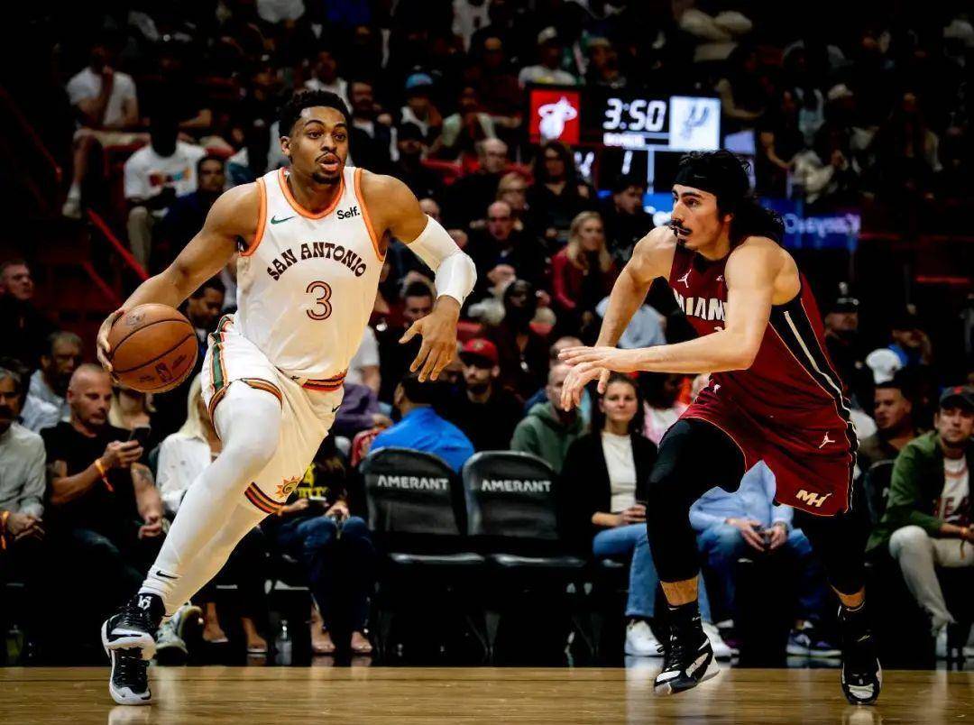 替补约翰逊落败. 在经验丰富的新秀哈克斯面前,他很难占到便宜.