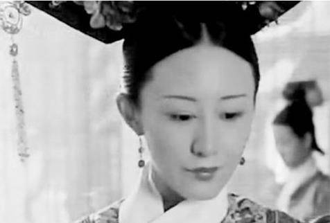 很多孩子都在父母的羽翼里但是十三岁,顺治皇帝的庶妃佟佳氏却已经戴