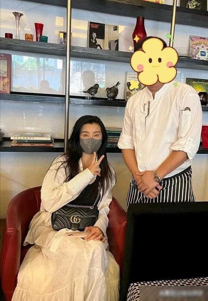 巨星淡出:李连杰利智虔诚拜佛,狄龙精神焕发,王祖贤