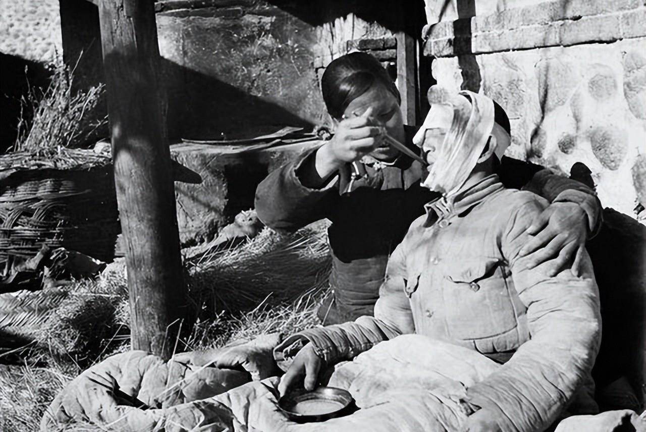 英雄母亲邓玉芬,在山洞中"失手捂死"亲生儿子,为何说