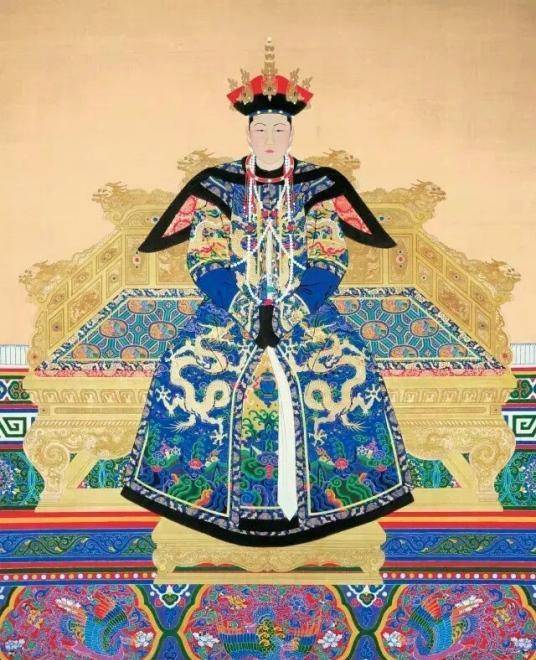 姐姐赫舍里氏是康熙帝的原配孝诚仁皇后,虽说赫舍里嫁给康熙帝带有