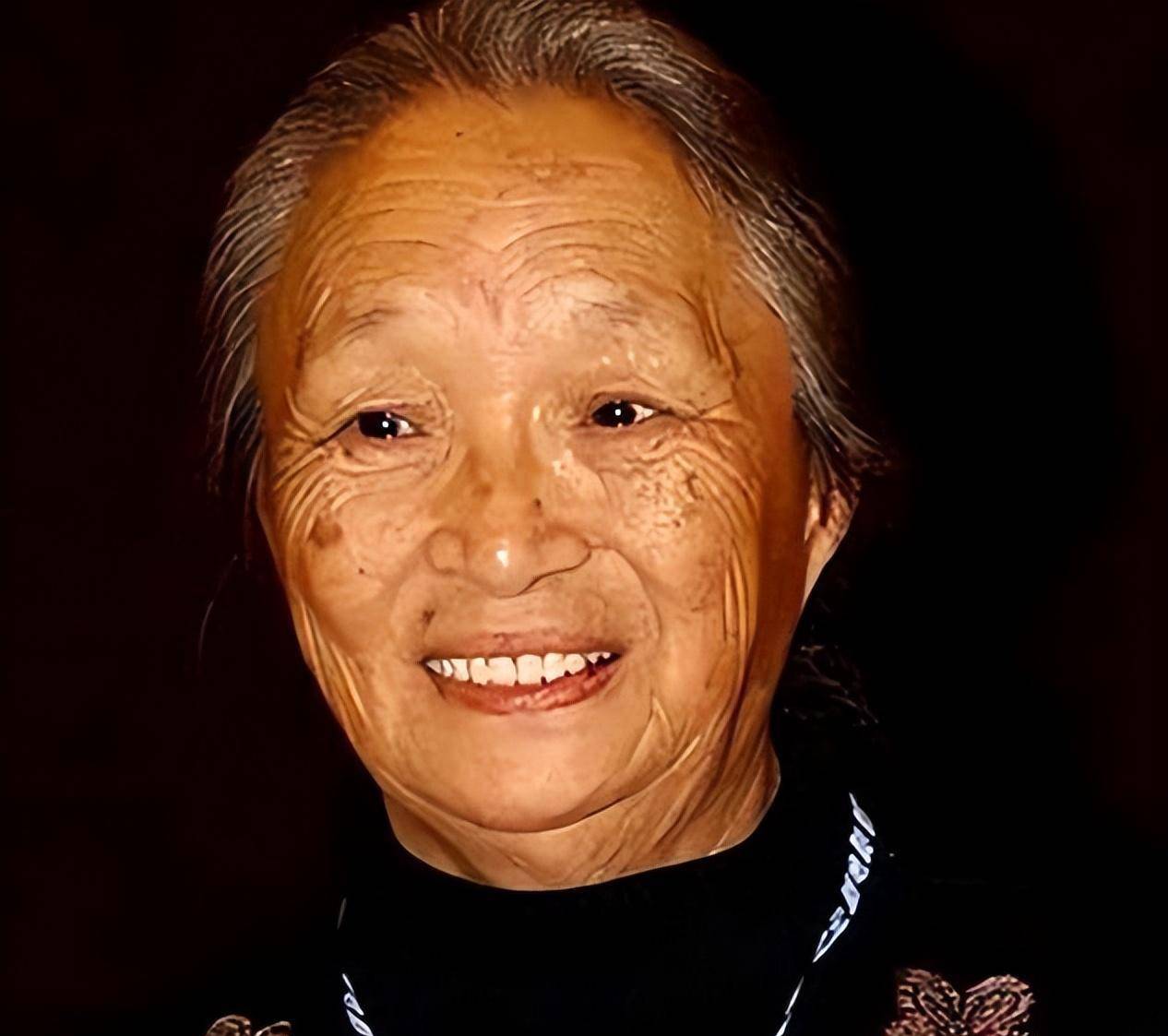 这一次,柏青成功进入了前郭县评剧团,在这个小地方度过了十年.