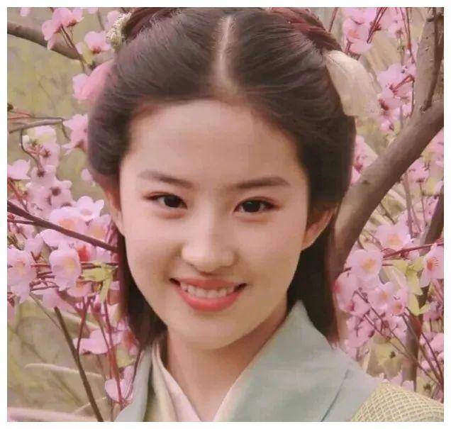 刘亦菲上大学时无人追,网友评其学生照:谁敢追?_美貌