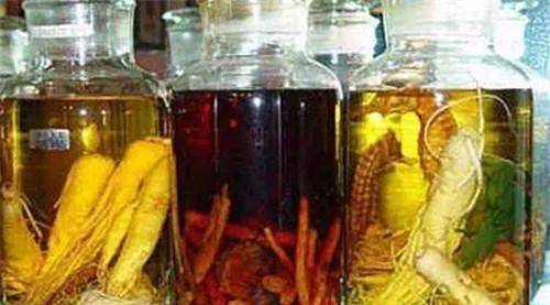 活毒蛇在药酒中浸泡一年,开盖后苏醒咬死人,为何泡这么久还没死_动物