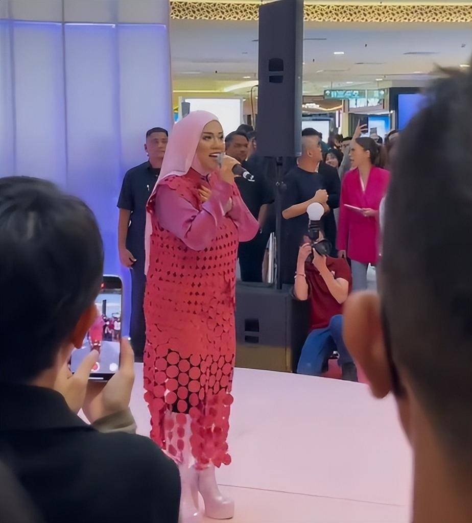 差点成为第2个邓紫棋,最后败在一条"头巾"上,这是何等的可惜_茜拉