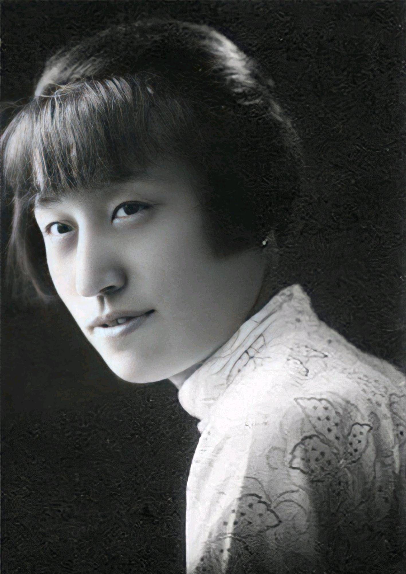 老蒋唯一的女儿,一生遭遇三次抛弃,却依然对生活充满