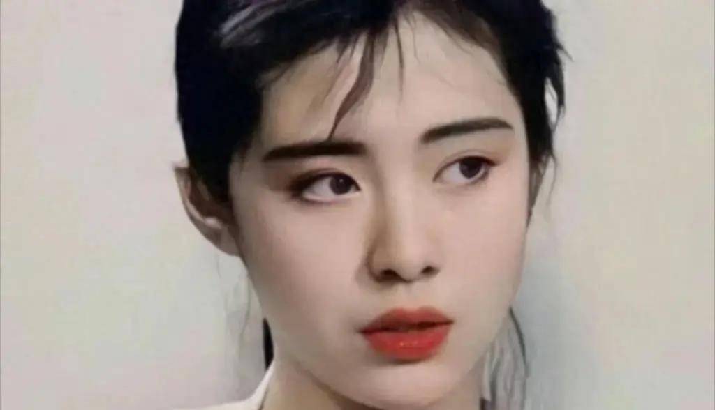 近日,王祖贤迎来了自己的57岁生日,她在社交媒体上晒出了一张素颜自拍