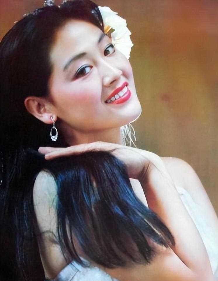 儿子智障,自己被骗,却让女儿上交10年工资,如今61岁的她还