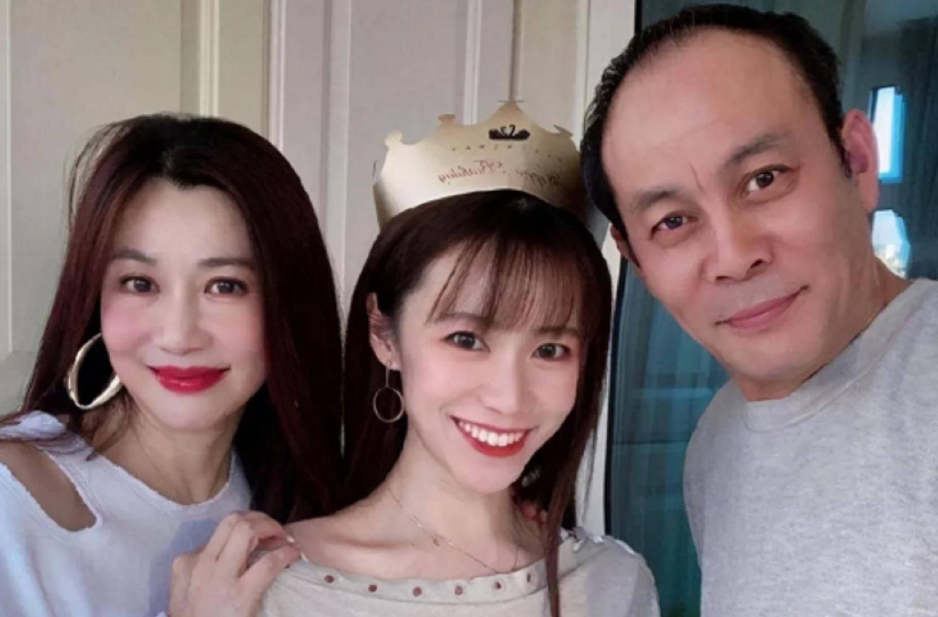 8位被强捧不红的星二代,颜值演技尴尬,最后一名两个导演带不动_张思乐