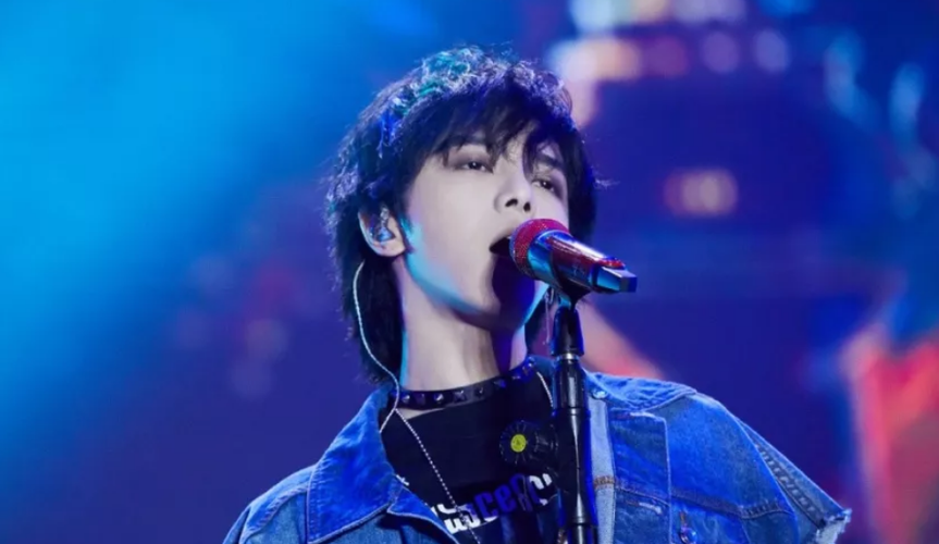 华晨宇魅力太强,每次开演唱会都有人想冲上台_音乐