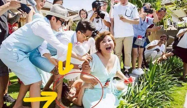 看到瘦的贾玲了,她在海边穿白色露背长裙梨窝浅笑,画面太梦幻了_沈腾