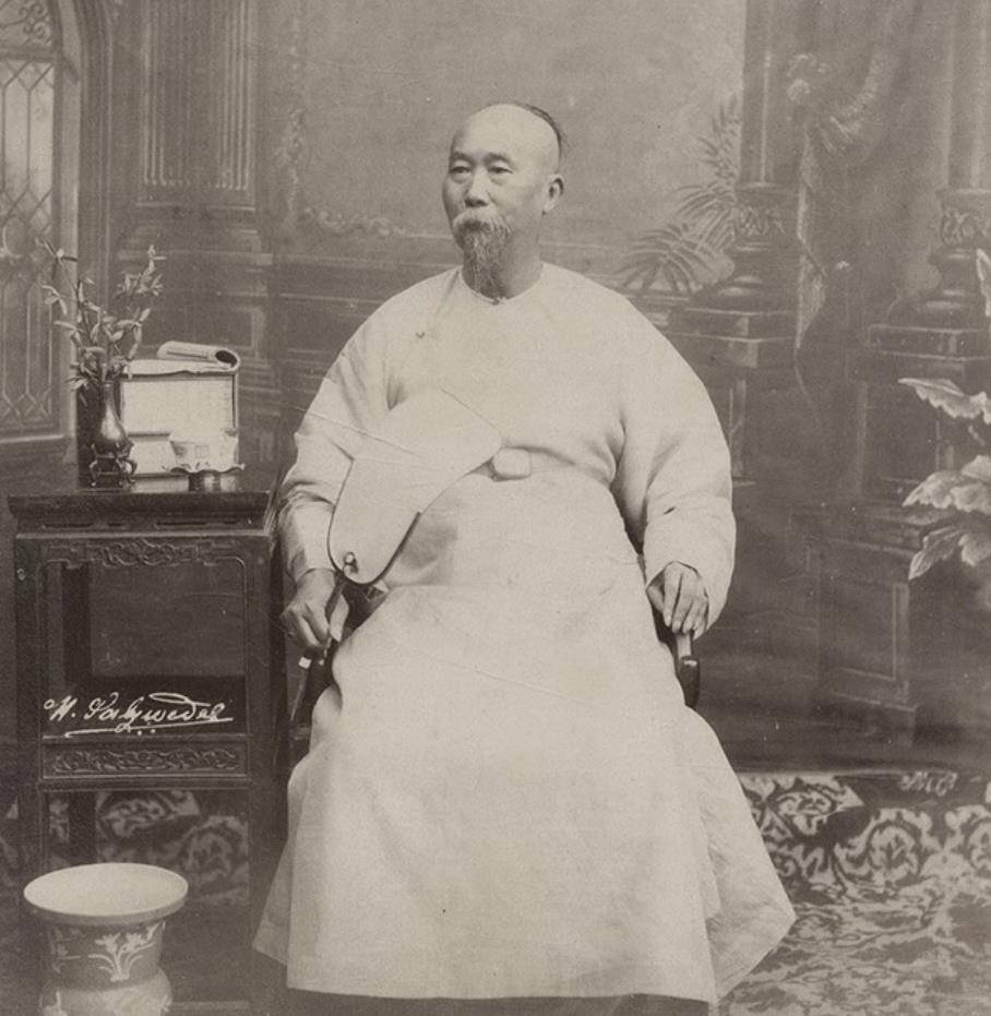 晚清李鸿章老照片:年轻时意气风发,晚年时满脸绝望!