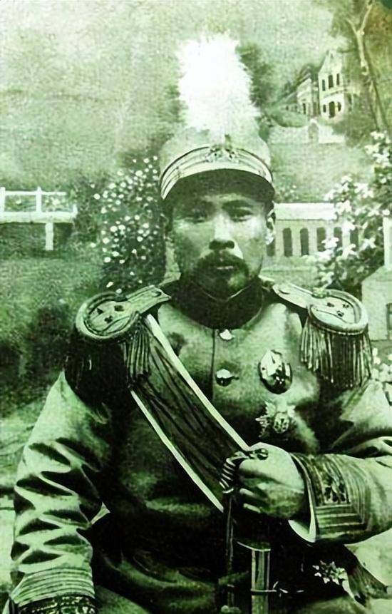 段祺瑞深夜失眠散步,花园"偶遇"三姨太,不久将两位姨太都送走_张世