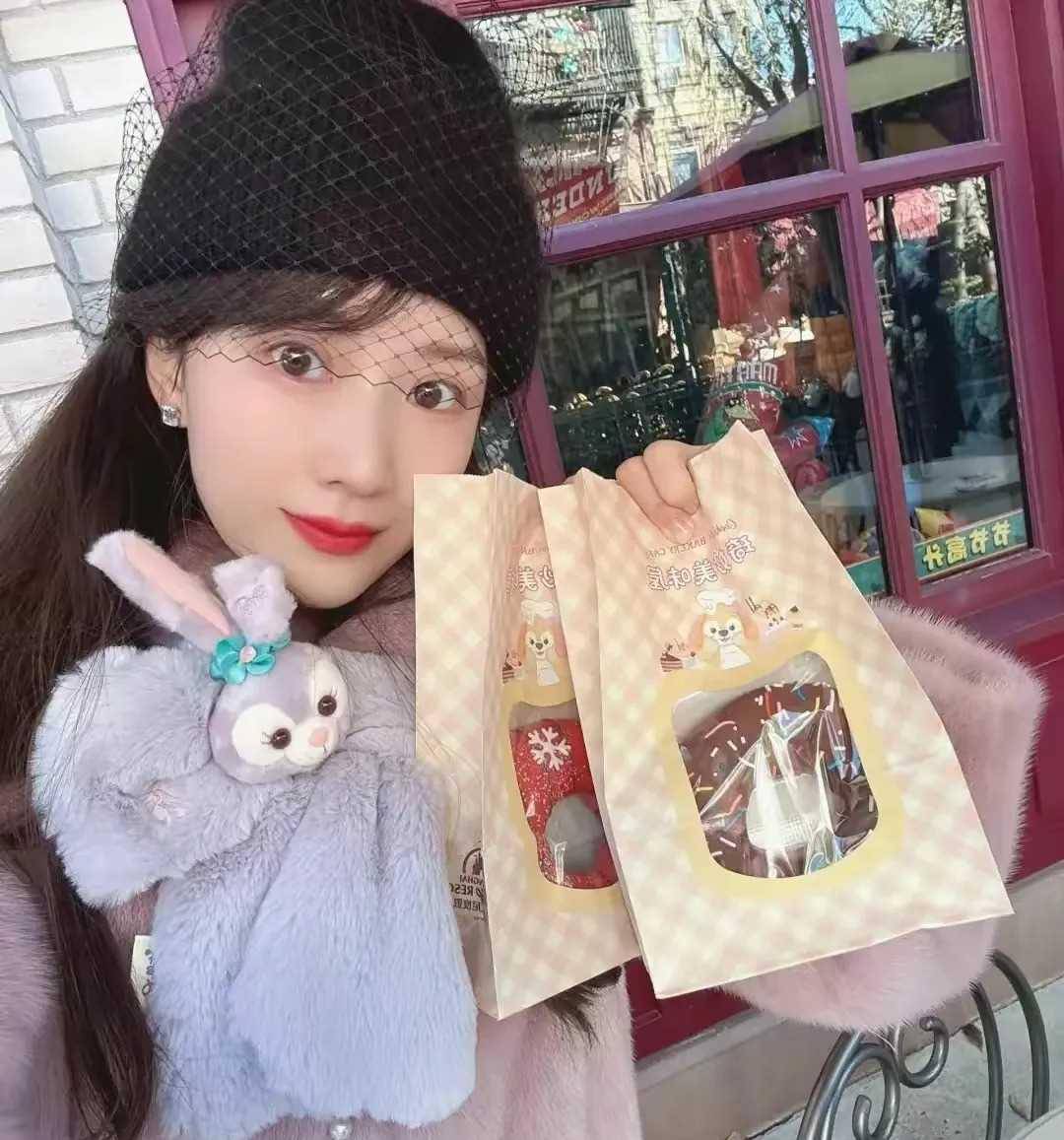 富婆李念带三胎儿子出来购物,被网友拍到,美到大家认!