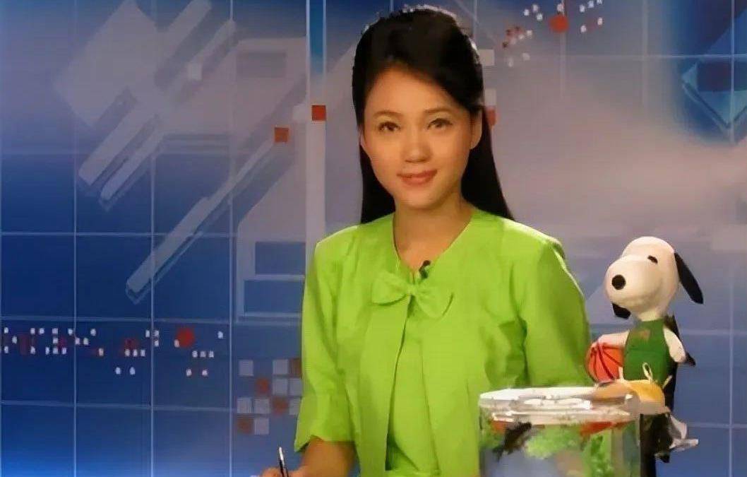 她是著名美女主持人,嫁给神秘老公生下三个孩子,50岁宛如少女