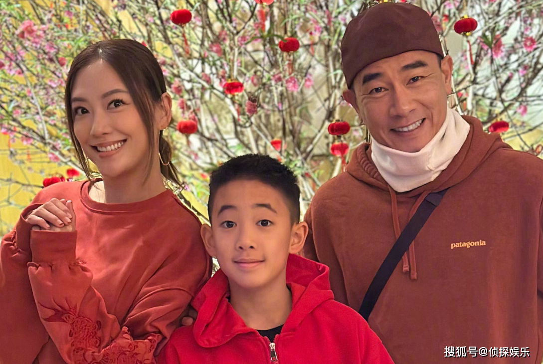 应采儿晒全家福贺新年,俩儿子都像陈小春,hoho扎马尾秀气像女孩