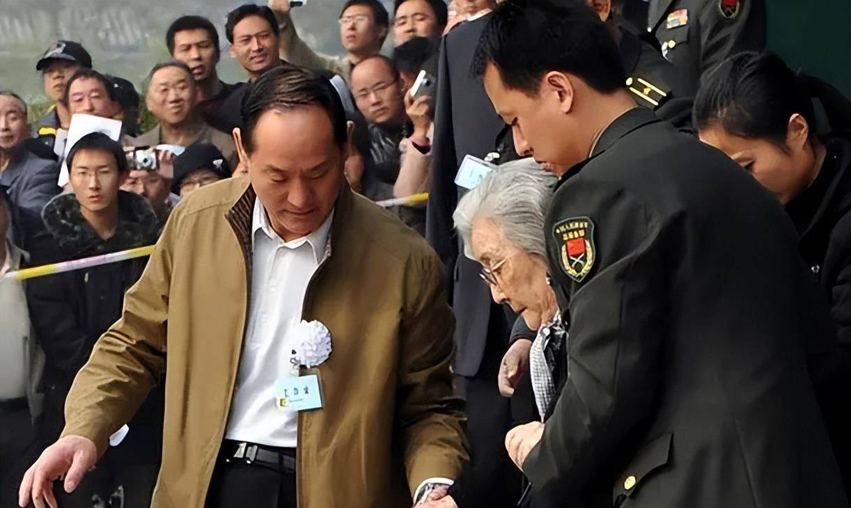 子女说:"我该走了,我要去那边陪他了,他在那很孤单",说完之后,他永远