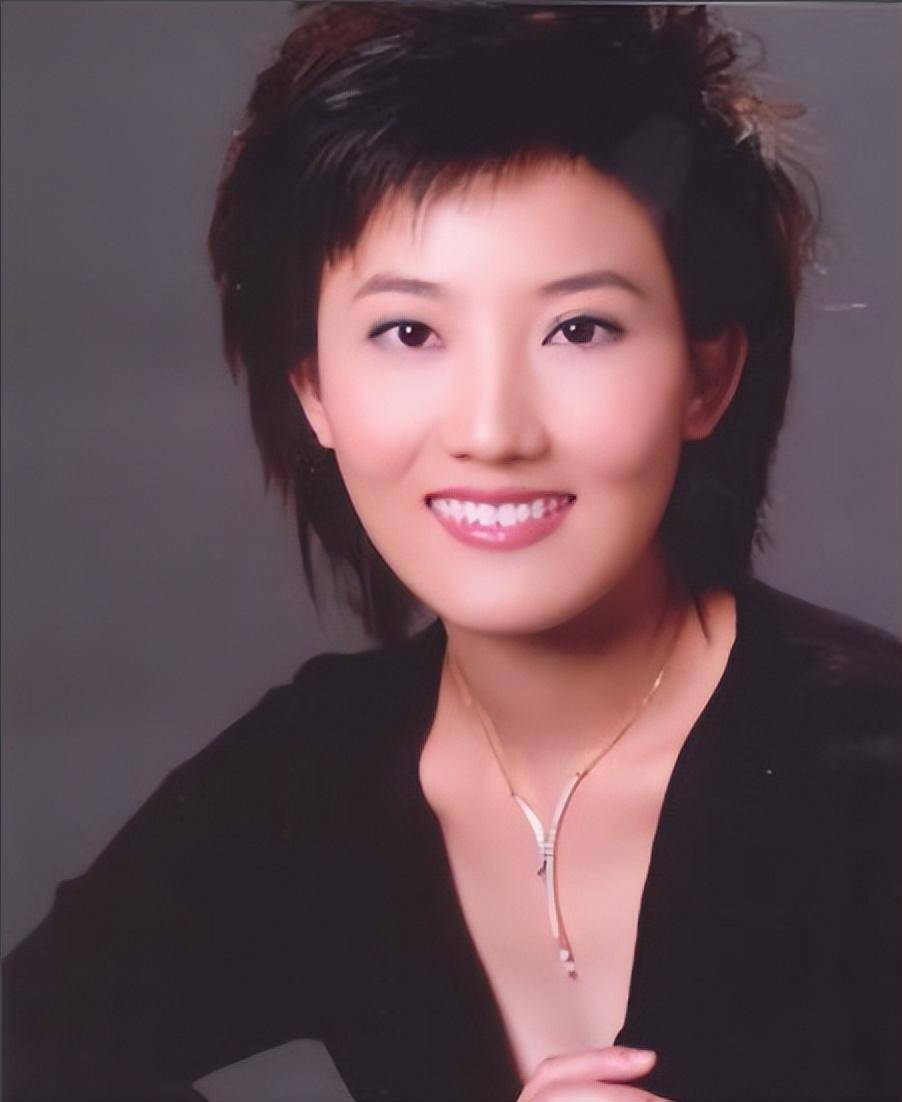 央视著名女主播郑天亮:嫁给同事鲁健,父母帮他们化解生活困局