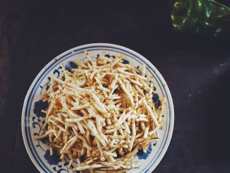 四川人除了火锅还离不开鱼腥草,能下火锅还能凉拌,抗