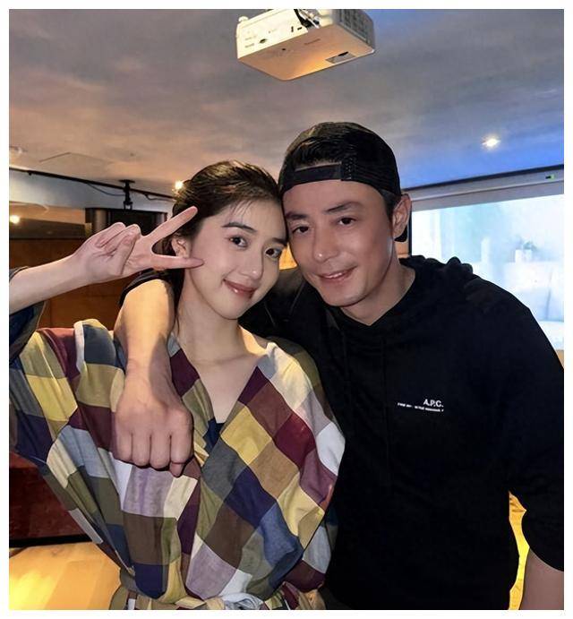 霍建华搂"妹妹"亲密合影,左右为难婆婆,引发家庭风波!