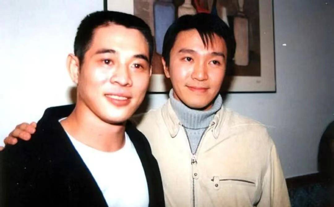 这得从李连杰前经纪人罗大卫说起,他的爸爸是香港导演罗维,李连杰在