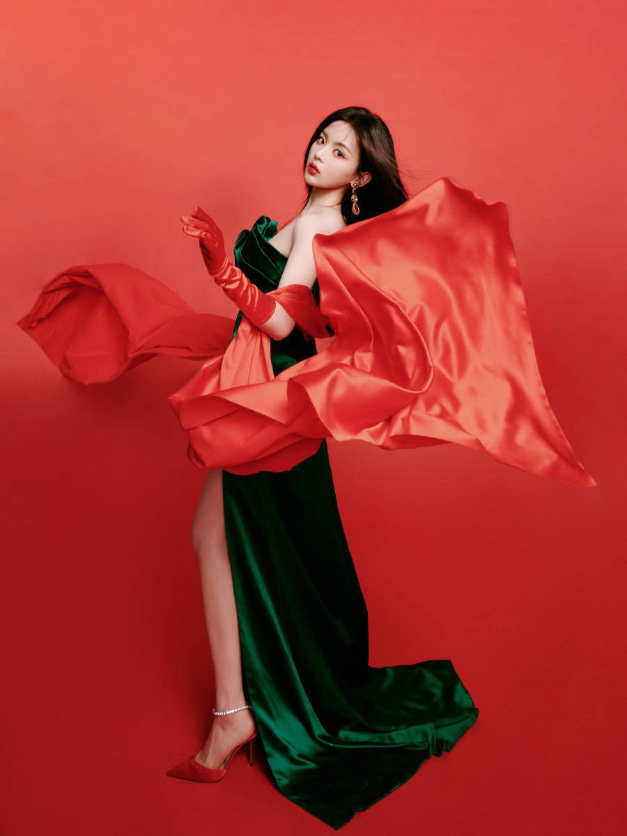 杨超越胆子太大,穿抹胸裙在腰腹部开了三条缝,露出肌肤和大长腿_写真