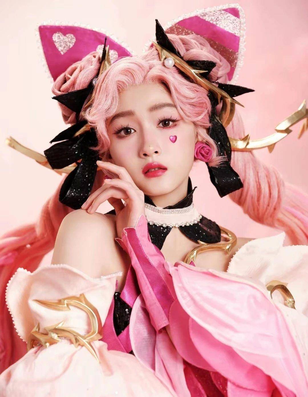 杨超越cos嫦娥被喷惨?轻纱雪肌巴掌脸,却像个木头美人?