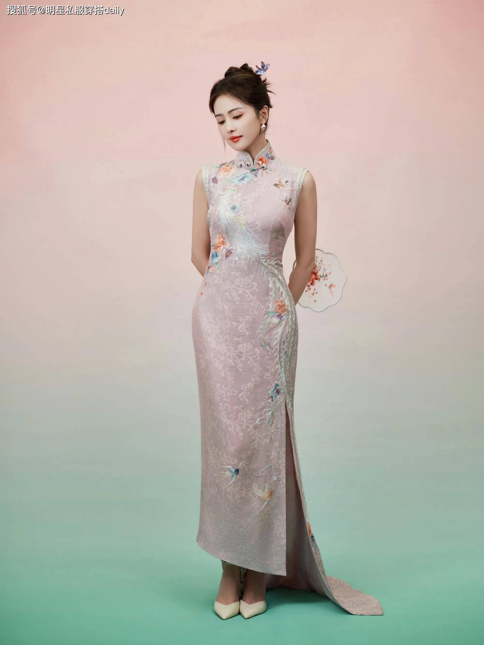 白鹿这身材谁能顶得住!穿粉色旗袍身材妖娆,温婉端庄宛若画中人