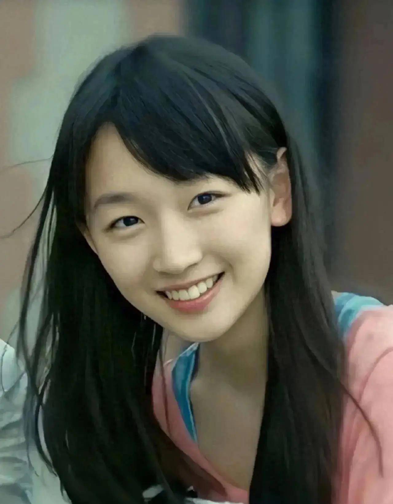 看完周冬雨高中时的照片,完全理解为何她被张艺谋相中了,_质疑_风格