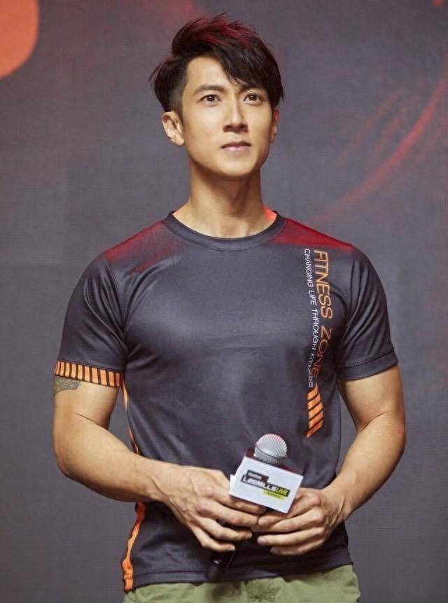 曾经公开女儿的洗澡视频,如今又叫女儿老婆,太没有边界感了_吴尊_称呼