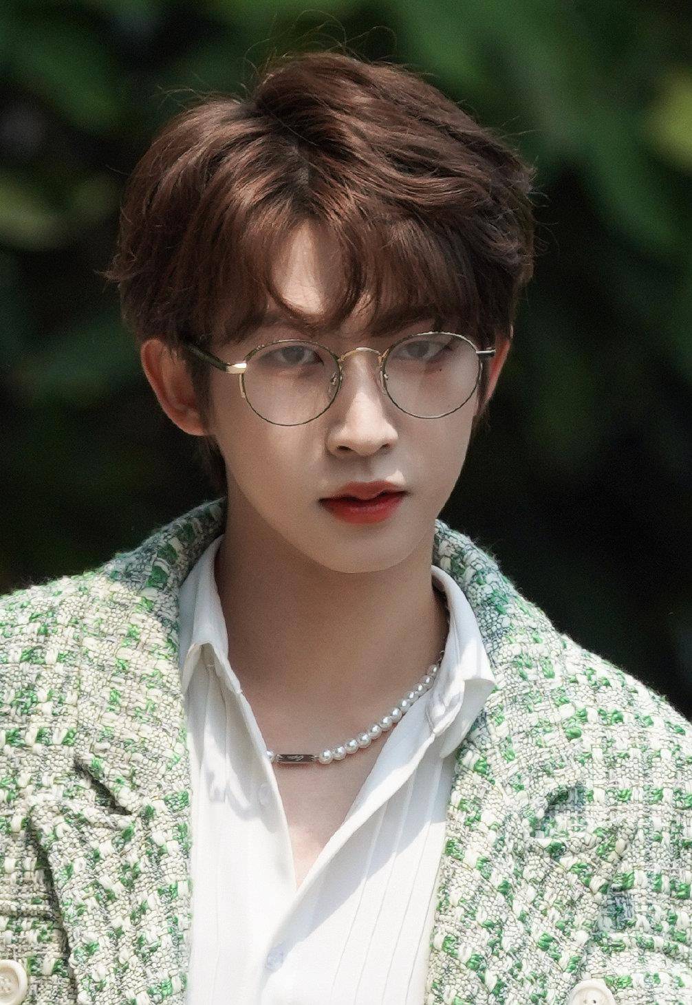 "男版鞠婧祎"刘宇出席签售会,古装造型酷似魏无羡,引发争议!