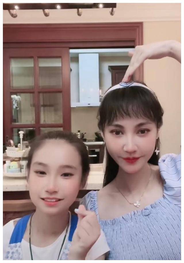 杨雪45岁近况曝光,与闺蜜现身被偶遇,低调随性穿搭颜值不输baby_演技