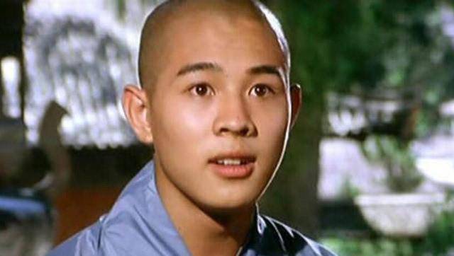 李连杰身价过亿,请大哥做助理年薪百万,为何不帮农村