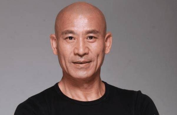 他有着正直的长相,出演过无数正派角色,对于妻子也很专一_明星_因为