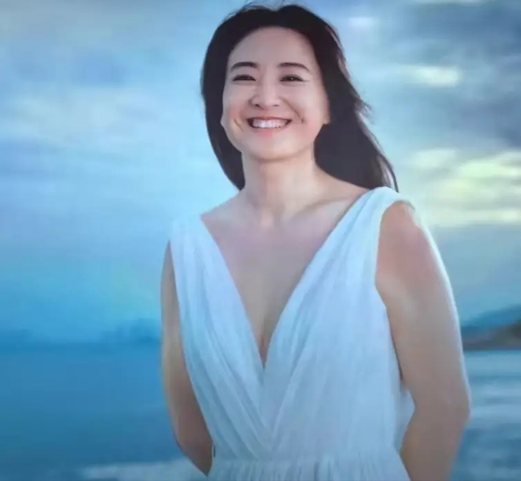 《热辣滚烫》实时票房破11亿,贾玲穿露背裙化身女神