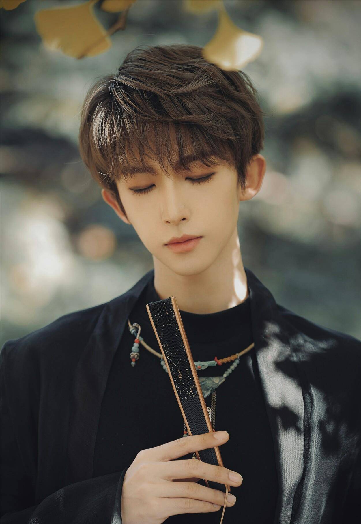 "男版鞠婧祎"刘宇出席签售会,古装造型酷似魏无羡,引发争议!