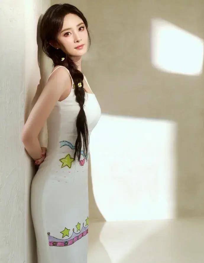 杨幂微博之夜疯狂震撼,全场惊艳,自称最美裙装!_裙子