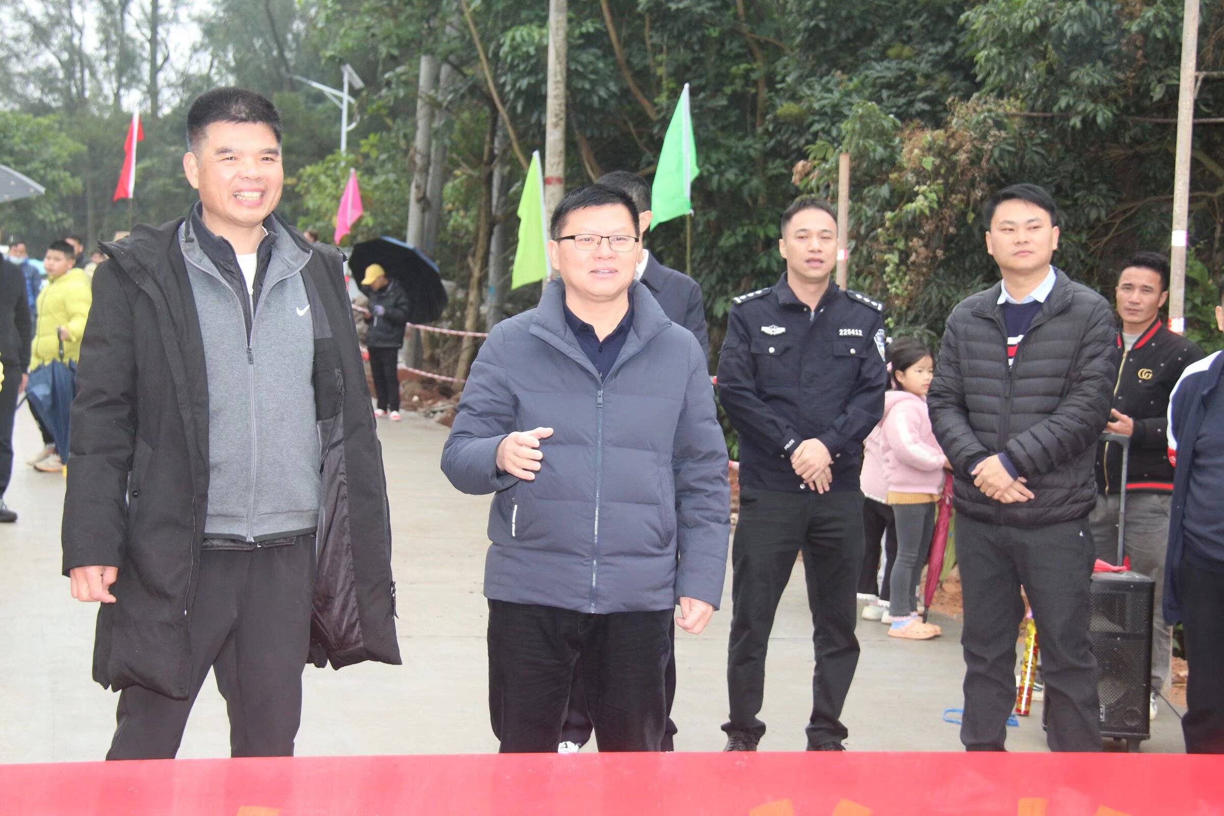 电白区林头镇秧前村委下底琅新桥彩旗飘飘!