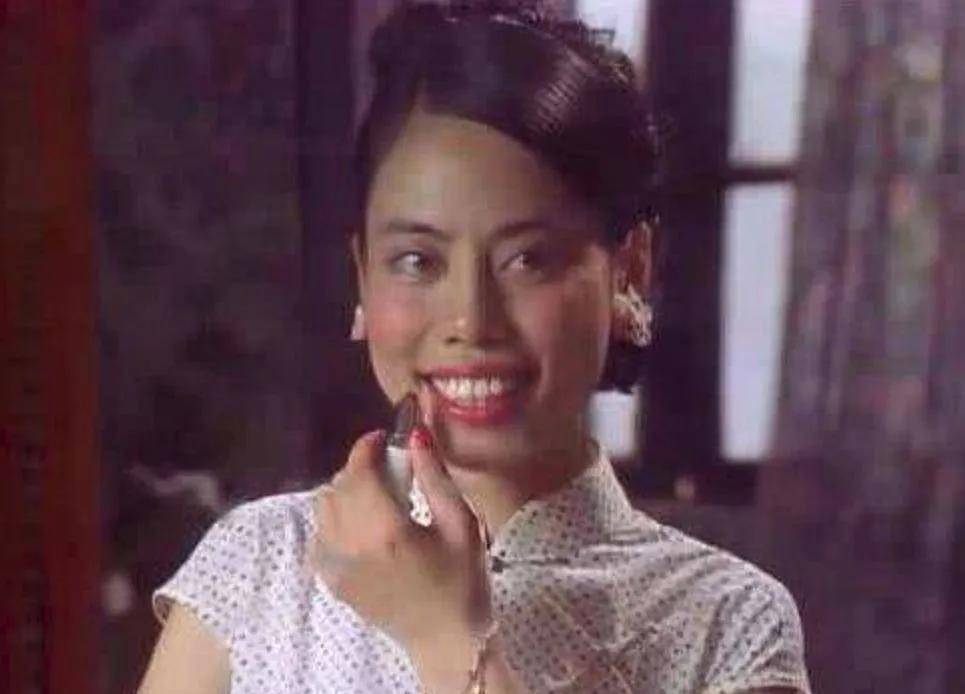 首先要说的是周星驰电影《功夫》里饰演"龅牙珍".