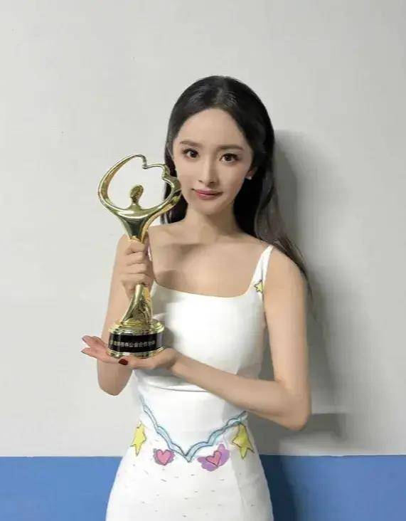 杨幂微博之夜疯狂震撼,全场惊艳,自称最美裙装!_裙子_图案_儿童