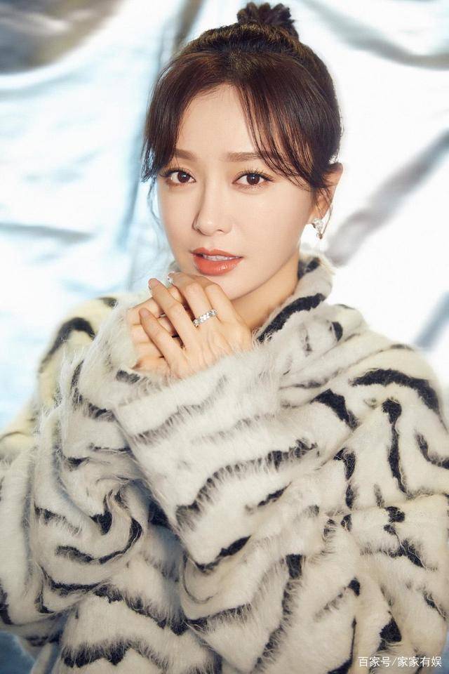 秦岚被大众所知,始于《还珠格格3》,她演的大家闺秀陈知画,肌肤似雪