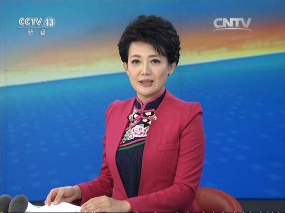 她是中国“最真实”的主持人，上镜25年不化浓妆，48岁还是单身！