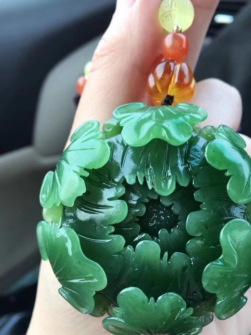 和田碧玉雕刻"国色天香"这种油绿的颜色,是女人的最爱_新疆_配饰_料子