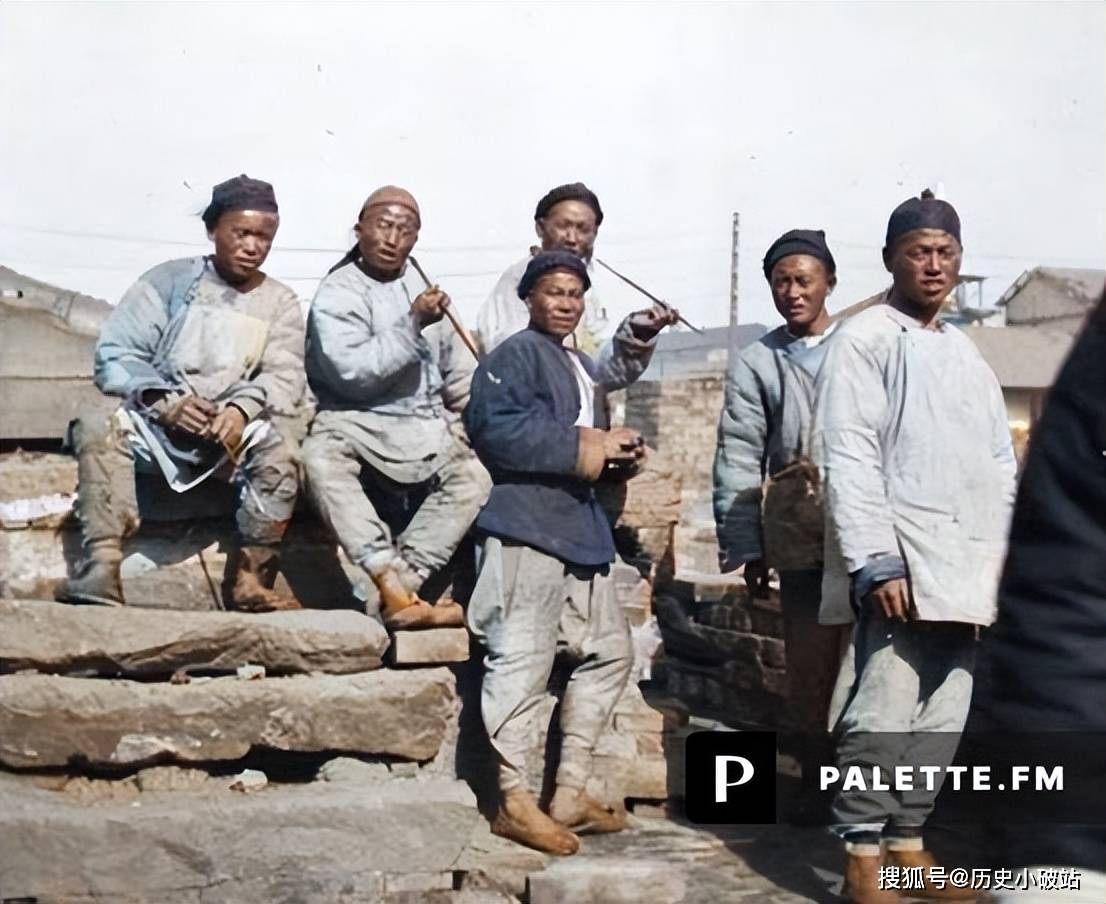 最初,人们多用木质或竹质的烟杆,搭配玉石或象牙制成的烟嘴,以此来