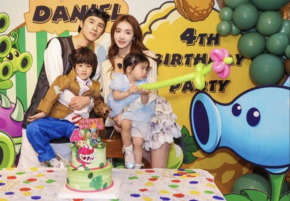 还记得姜潮和麦迪娜的儿子吗?复制粘贴了爸爸的五官?