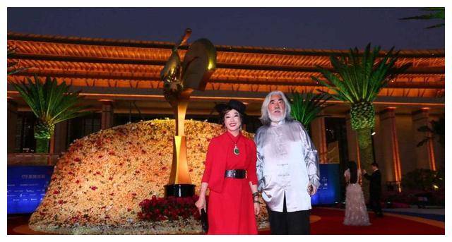 刘晓庆与张纪中合照,相差仅1岁,却有"两代差距"_活力_岁月_青春