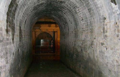 乾隆墓发现一"睡美人",面容如生肌肤有弹性,穿着华贵