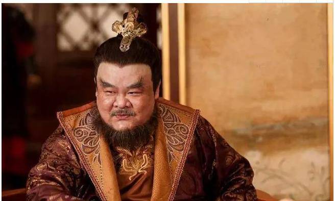 魏勇站在太子身旁一脸笑意,魏勇对皇帝说,"周平真是个铁骨铮铮的汉子