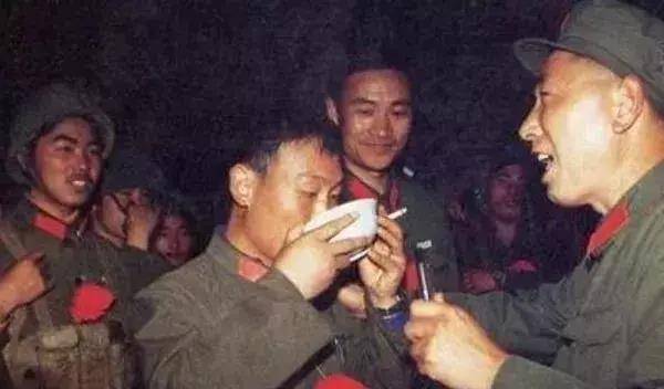 老山勇士出征壮行酒,有的战士人生第一次喝酒又是告别人生的酒!